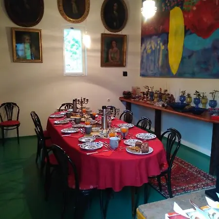 לינה וארוחת בוקר Orli Hnizdo At Chateau Novak Křivoklát