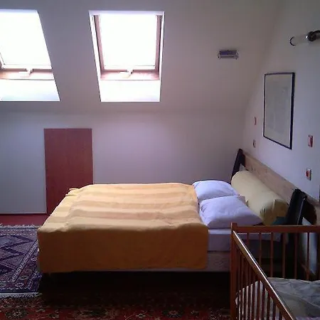 Orli Hnizdo At Chateau Novak * Кршивоклат