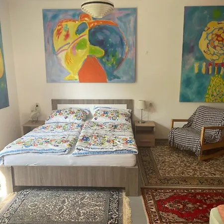 Orli Hnizdo At Chateau Novak לינה וארוחת בוקר